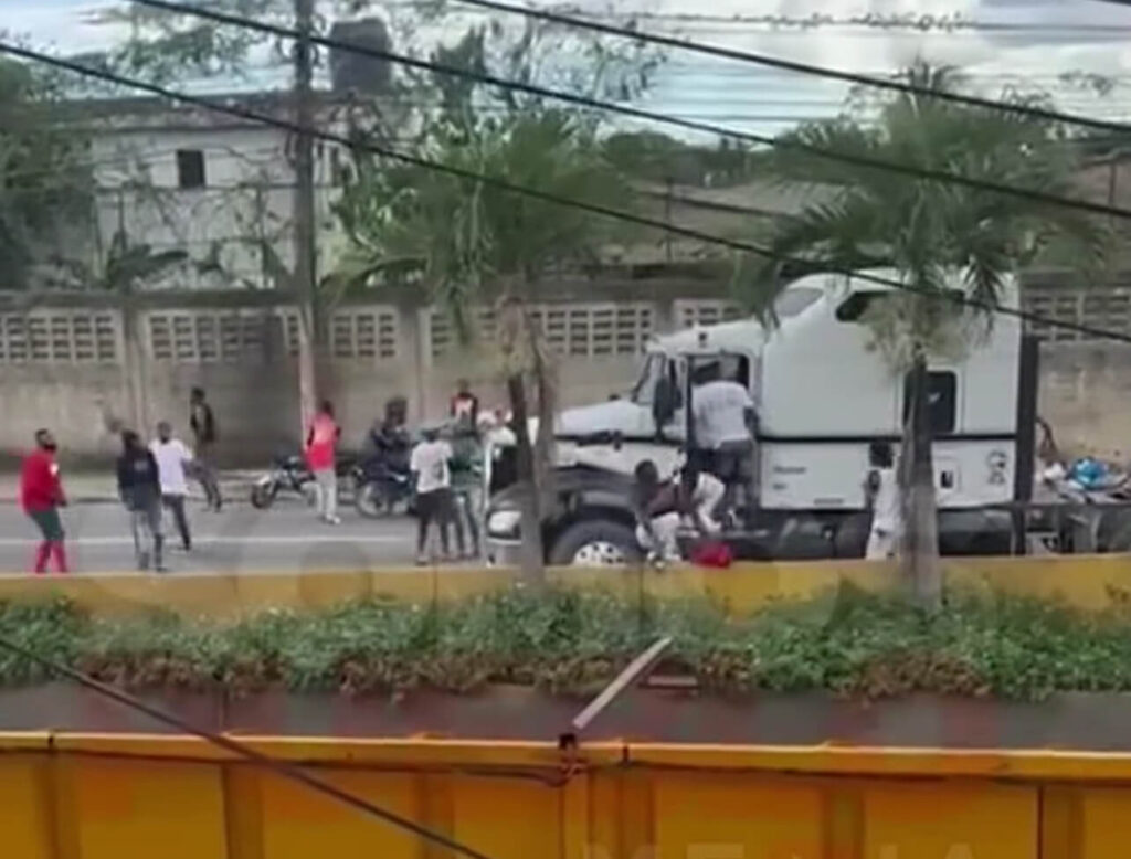 Tensión en plena vía: video de enfrentamiento entre camionero y motoristas preocupa en Santo Domingo
